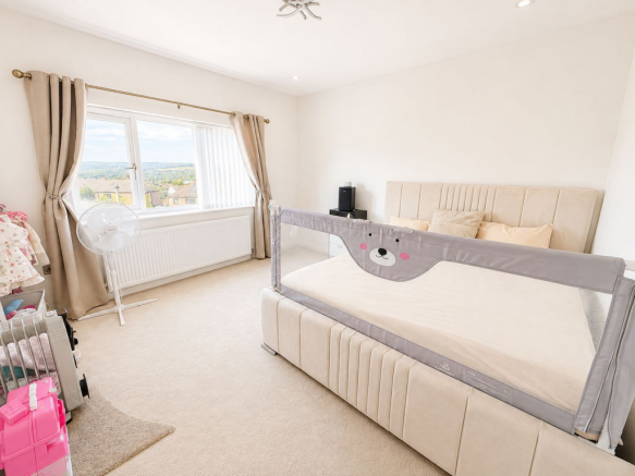 3 bed Semi-Detached for sale Image 6