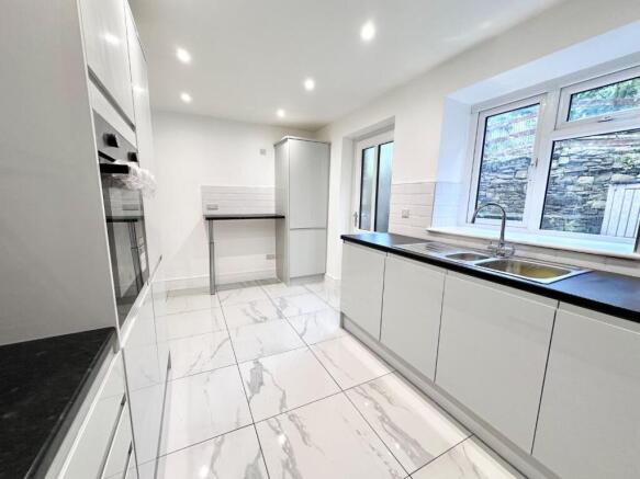 3 bed Terraced for sale Image 9