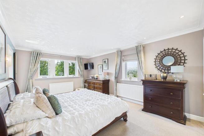 5 bed Detached for sale Image 4