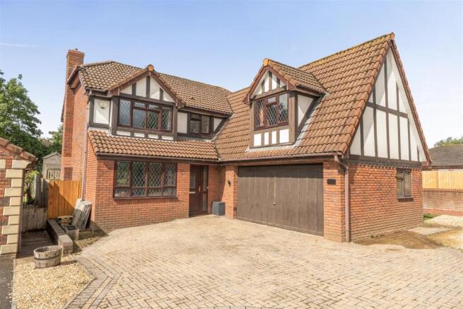 Double Garage/Driveway