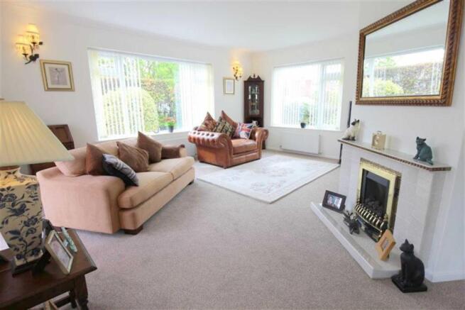 LIVING/DINING ROOM
