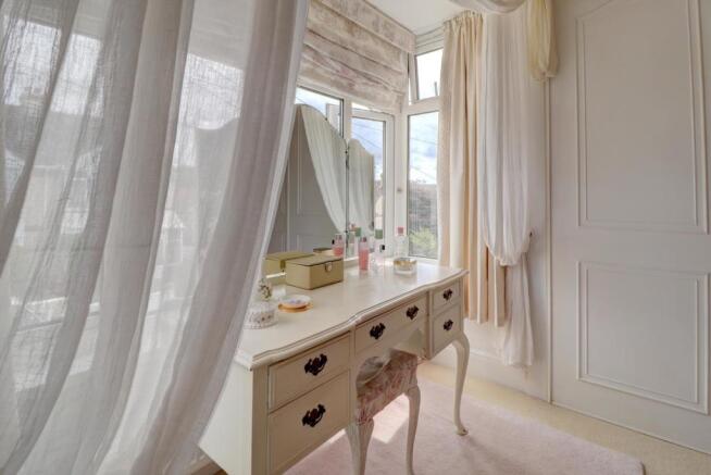 Bedroom 1 bay.jpg