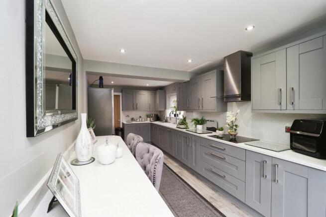 Stylish high spec kitchen/breakfast with quartz worktop