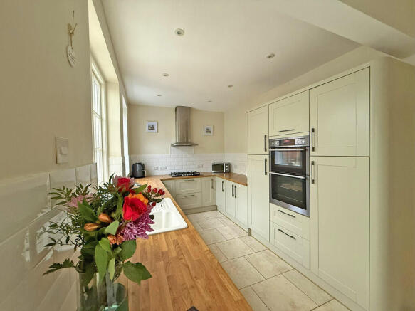 4 bed Semi-Detached for sale Image 6