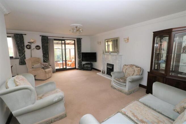 'L' SHAPED LOUNGE/DINING ROOM