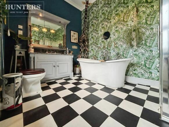 5 bed Detached for sale Image 12