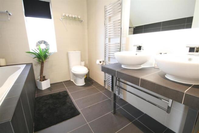 BATHROOM/WC