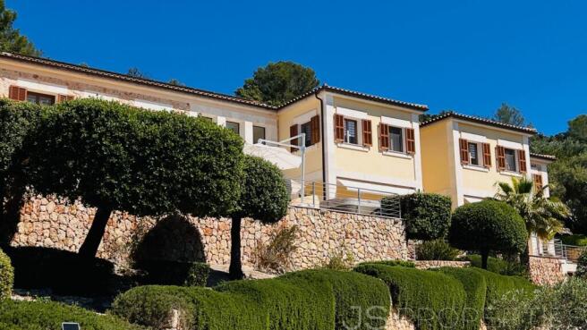 Exceptional property in a prime location with unrivalled views over the golf course in northern Mallorca