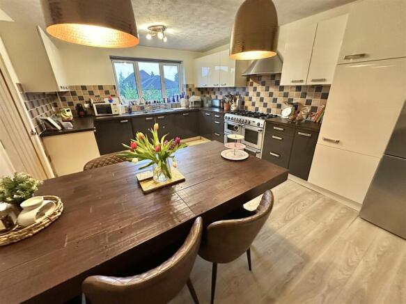 4 bed Detached for sale Image 7
