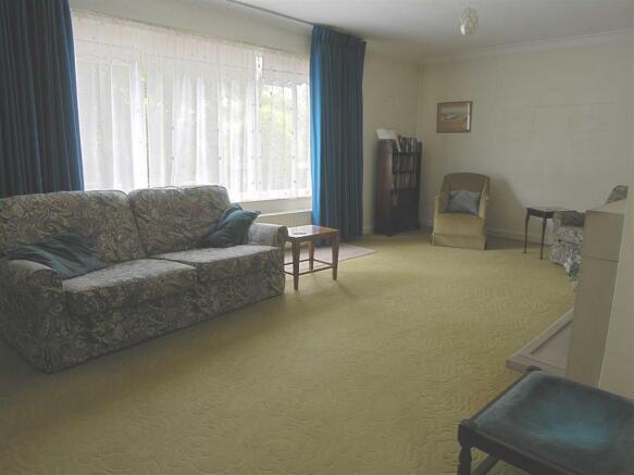 LIVING/DINING ROOM