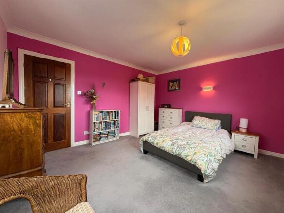 4 bed Semi-Detached for sale Image 10