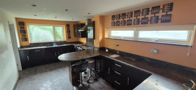 4 bed Semi-Detached for sale Image 8