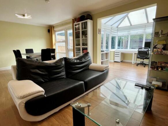 LOUNGE/DINING ROOM