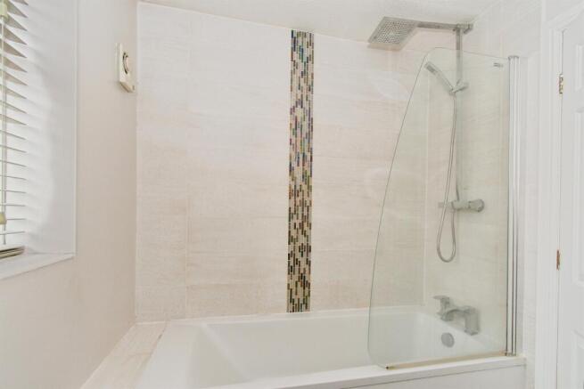 4 bed Detached for sale Image 8