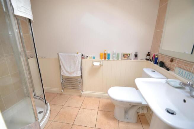 EN-SUITE SHOWER ROOM