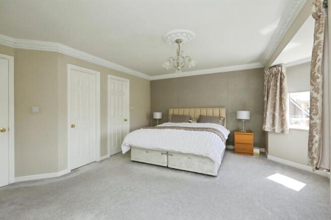 5 bed Detached for sale Image 7