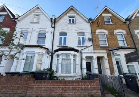 Flat B, 4 Brampton Park Road, Wood Green, London, N22 6BG
