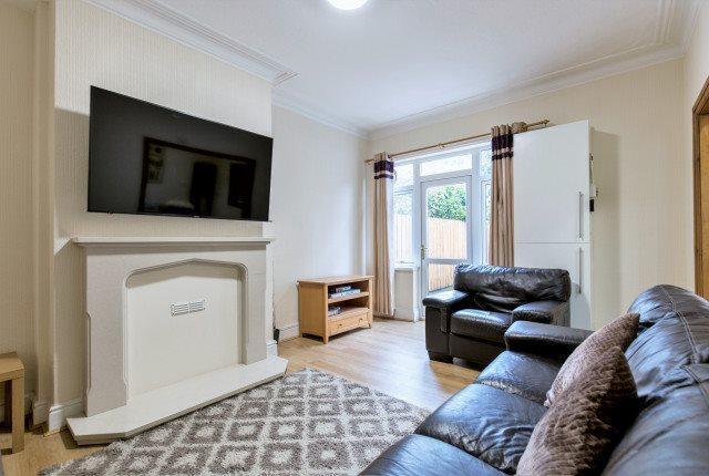 4 bed House to rent Image 5