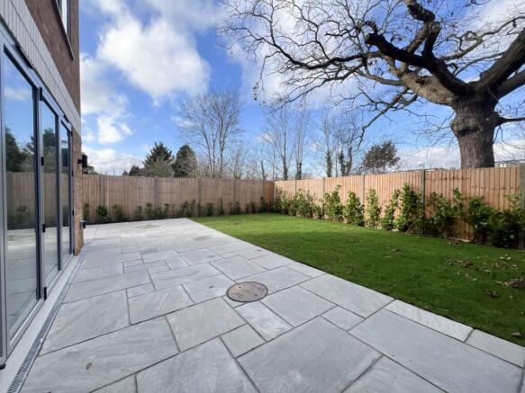 Woodfield Gardens, New Malden photo 4