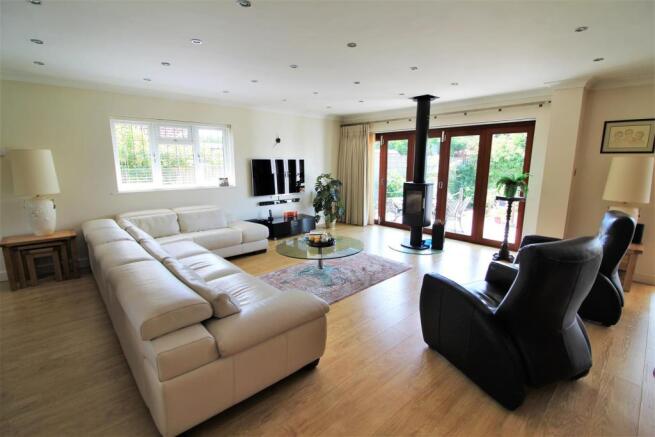 LOUNGE/KITCHEN/DINING ROOM