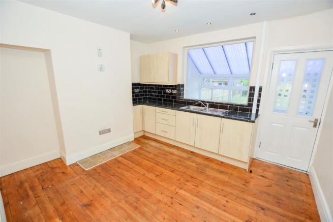 FITTED KITCHEN / DINING ROOM