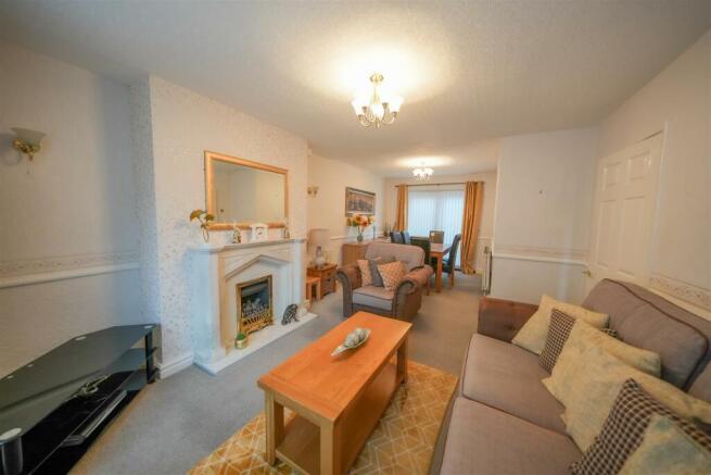 LIVING/DINING ROOM