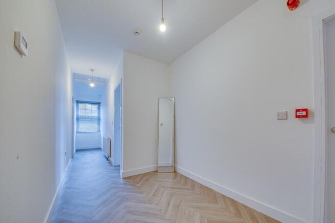 3 bed Flat to rent Image 6