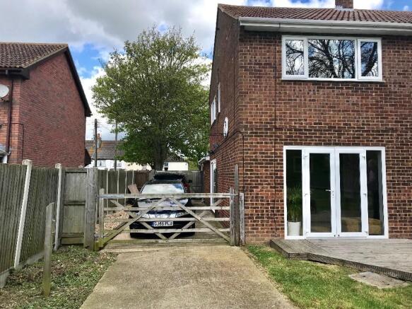 SIDE DRIVEWAY