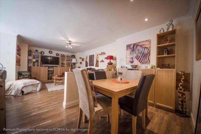 LOUNGE/DINING ROOM