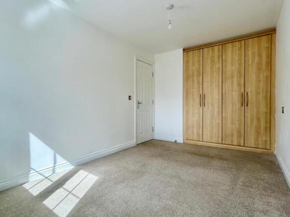 4 bed Semi-Detached to rent Image 11