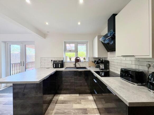 4 bed Detached for sale Image 8