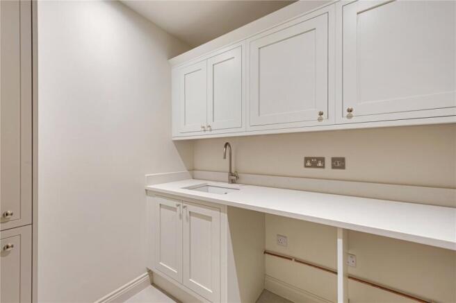 5 bed Detached for sale Image 7