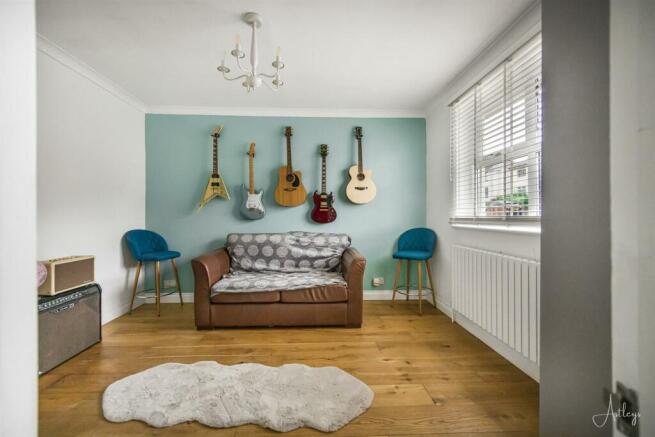 Sitting room/bedroom 3