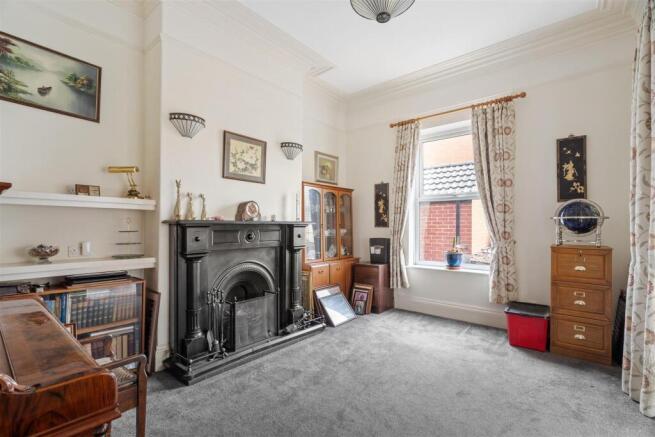5 bed Detached for sale Image 9