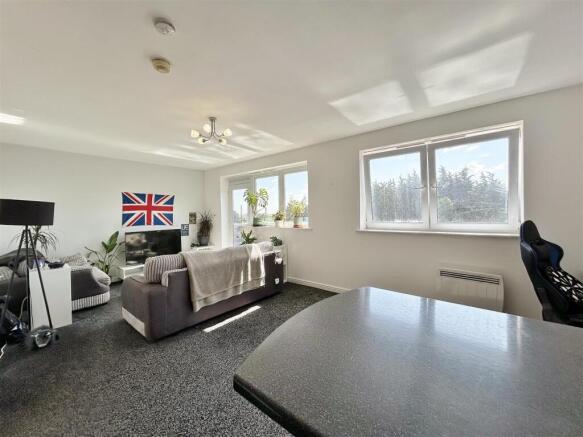 2 bed Apartment to rent Image 6
