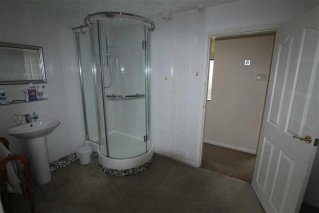 EN-SUITE SHOWER ROOM