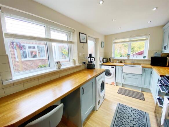 Kitchen pic 2.jpg