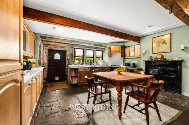 5 bed Detached for sale Image 11