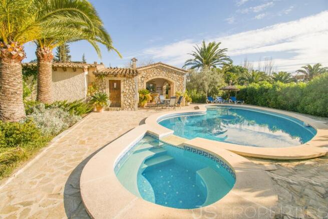 BEAUTIFUL PROPERTY DIVIDED INTO TWO INDEPENDENT VILLAS WITH ETV LICENSE
