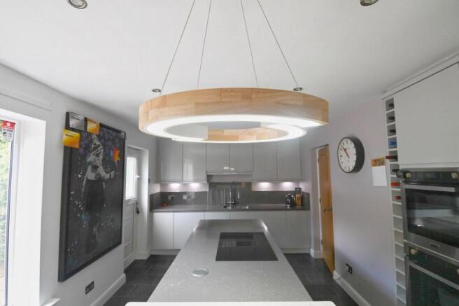 5 bed Detached for sale Image 8