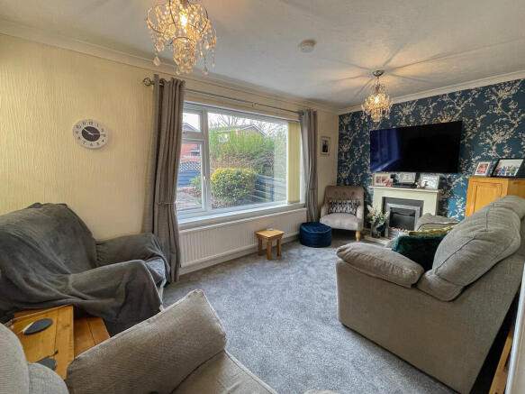 30 Dunoon Mead - Living Room (2)