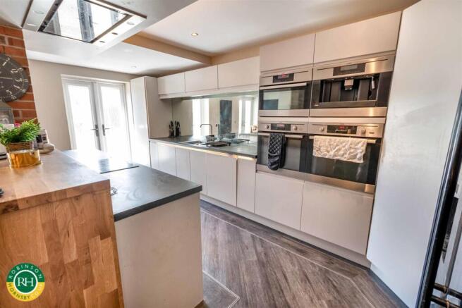 4 bed Town House for sale Image 4