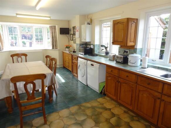 KITCHEN/DINING ROOM