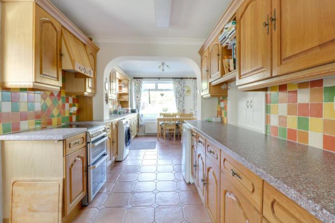 L-Shaped Kitchen/Breakfast