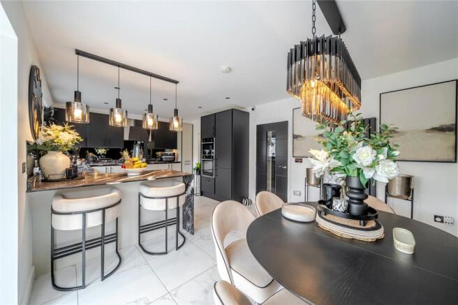 5 bed Detached for sale Image 8
