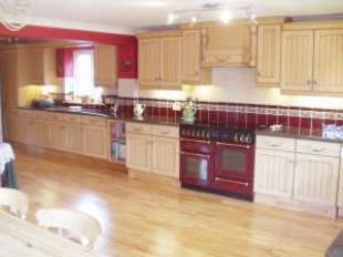 KITCHEN/BREAKFAST