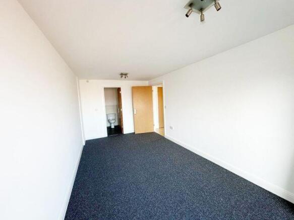 3 bed Apartment to rent Image 6