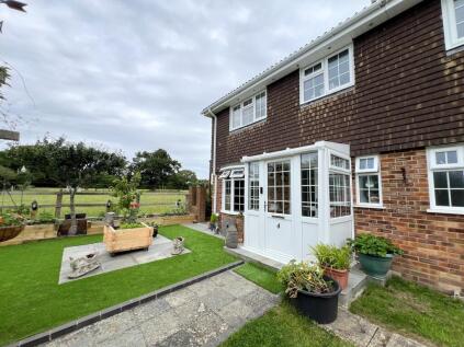 Pitts Place, Ashley, New Milton, Hampshire. BH25 5QX