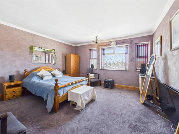 2 bed Flat for sale Image 5