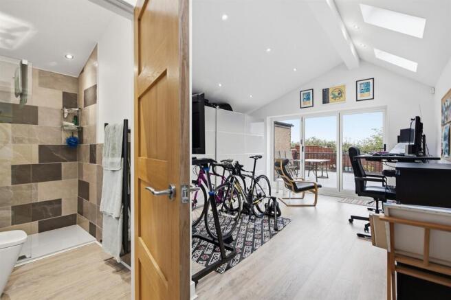 642 Bradford Road, Fixby 09.jpg